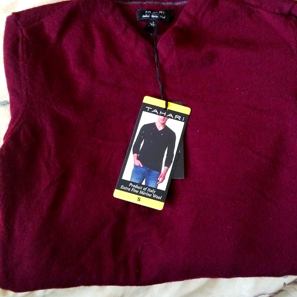 Tahari Mens Italian wool sweater